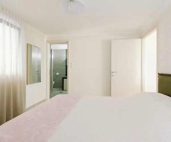 W2 Apartment *